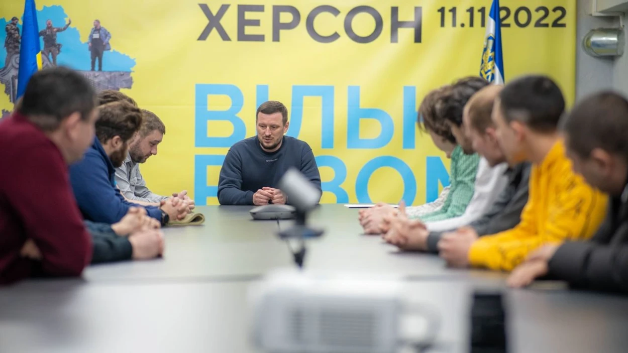 Олександр Прокудін з хокеїстами «Дніпра» у 2024-му