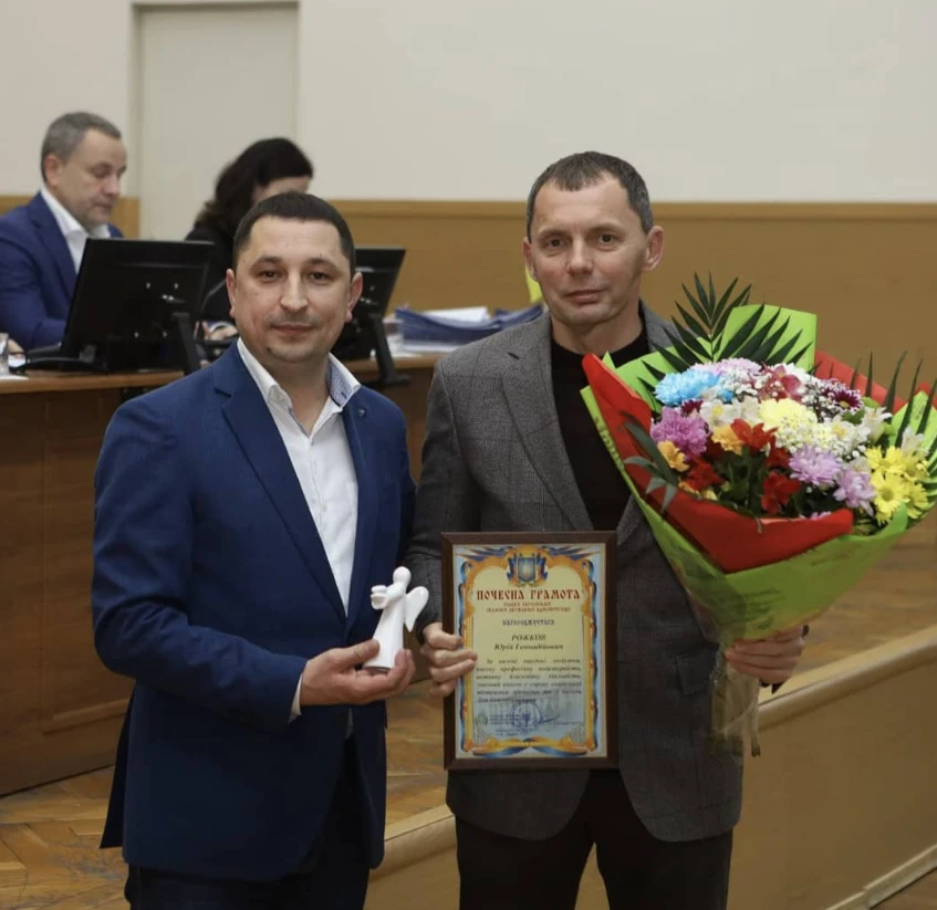 Юрій Рожков з «Янголом добра» для ініціативи «Добро переможе» у 2021 році