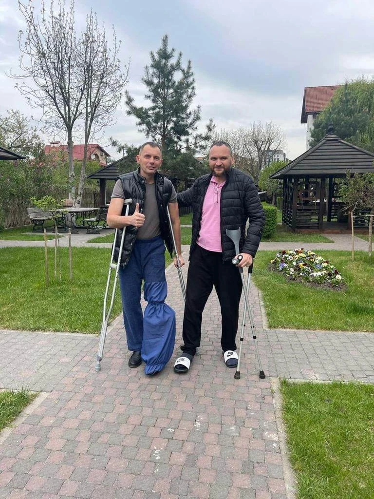 Юрій Рожков (праворуч) після поранення