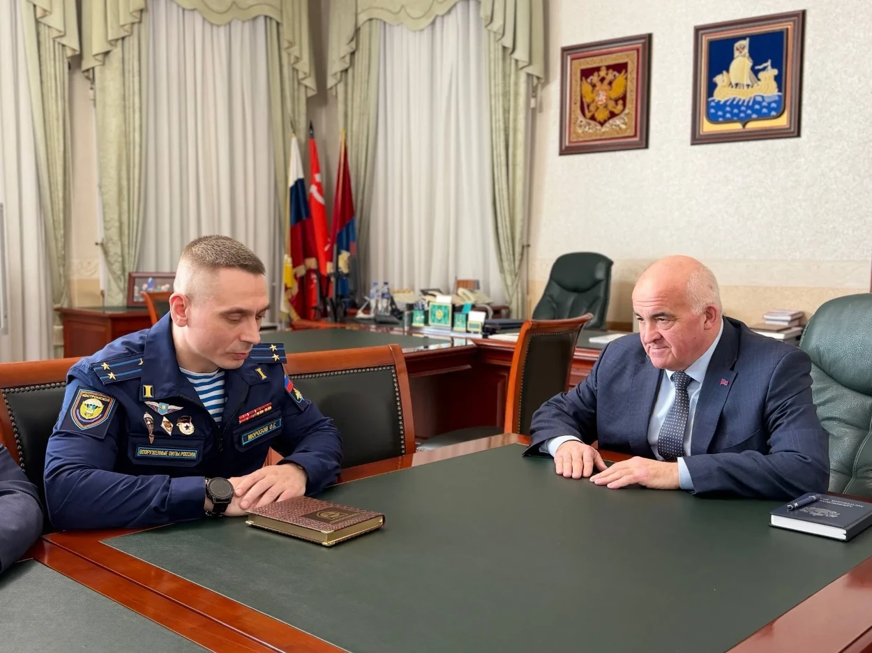 Олег Морозов, командир 331 полку, з губернатором Костромської обасті РФ