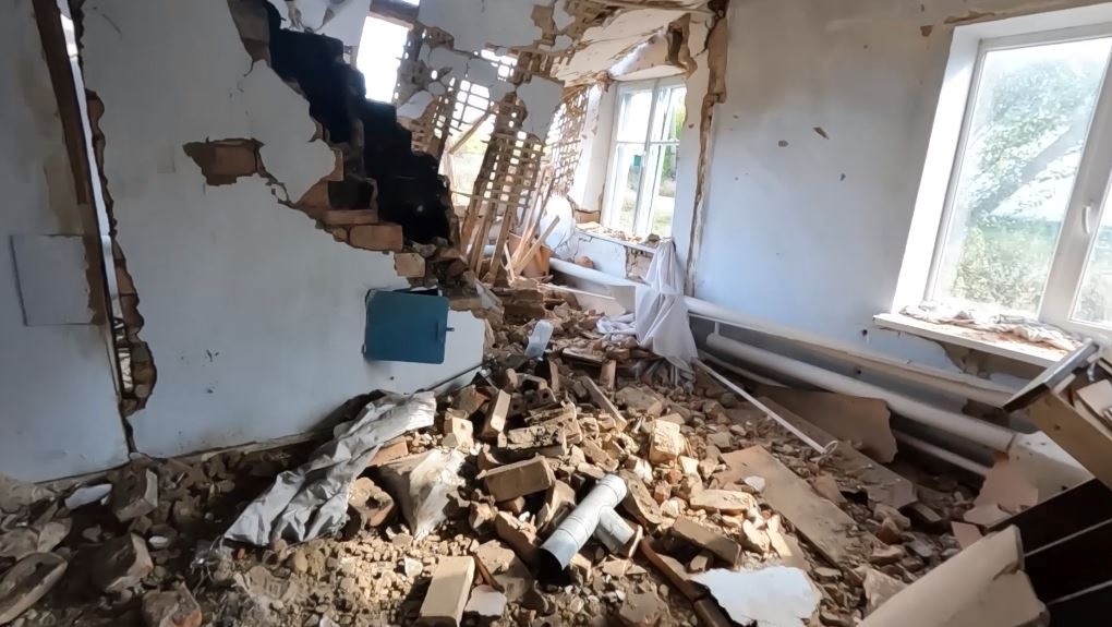 Зрунований внаслідок ворожого обстрілу будинок на Херсонщині