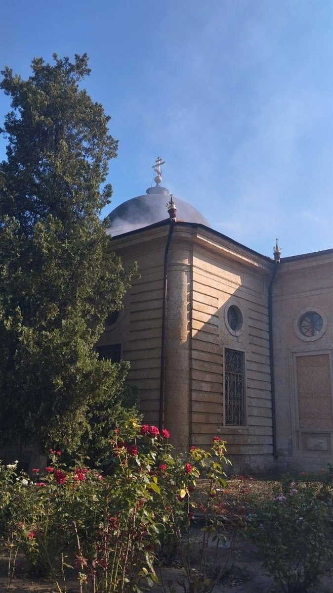Після ворожого обстрілу в Свято-Катерининському соборі спалахнула пожежа