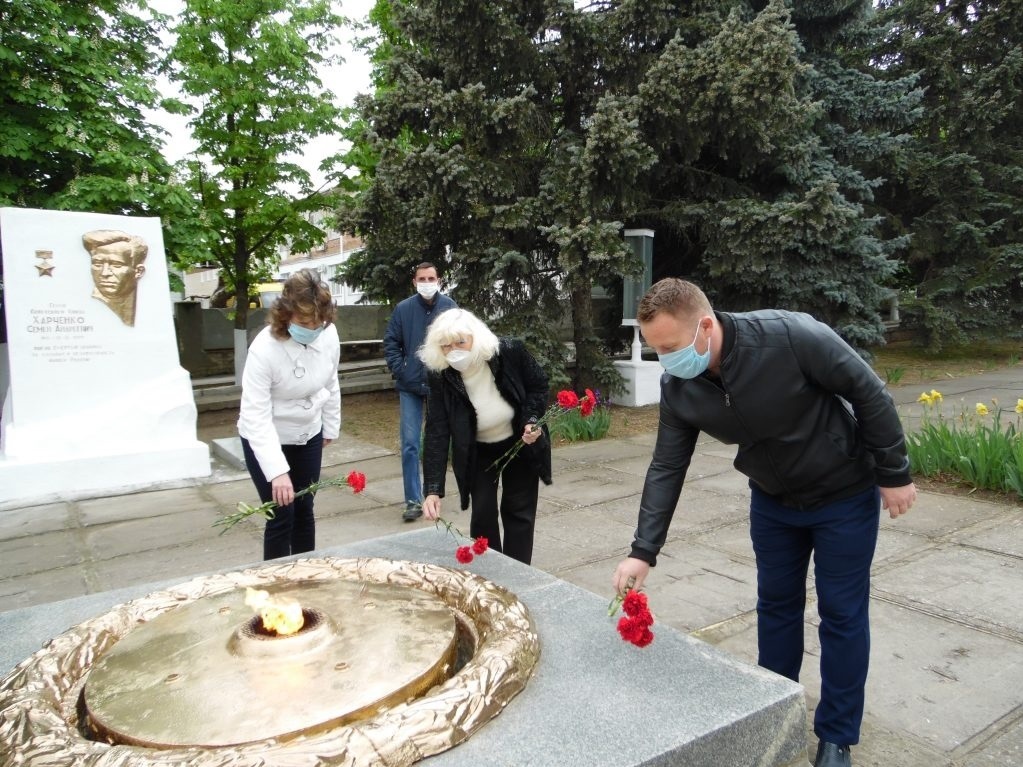 Клавдія Бекряєва у центрі фото, блондинка