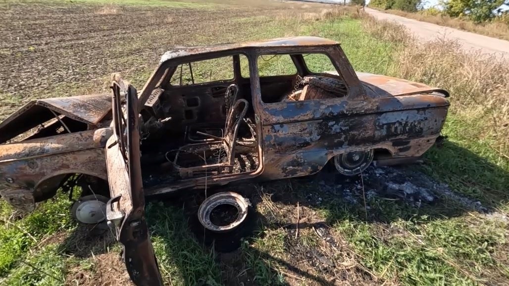 Автомобіль, який згорів внаслідок ворожого обстрілу