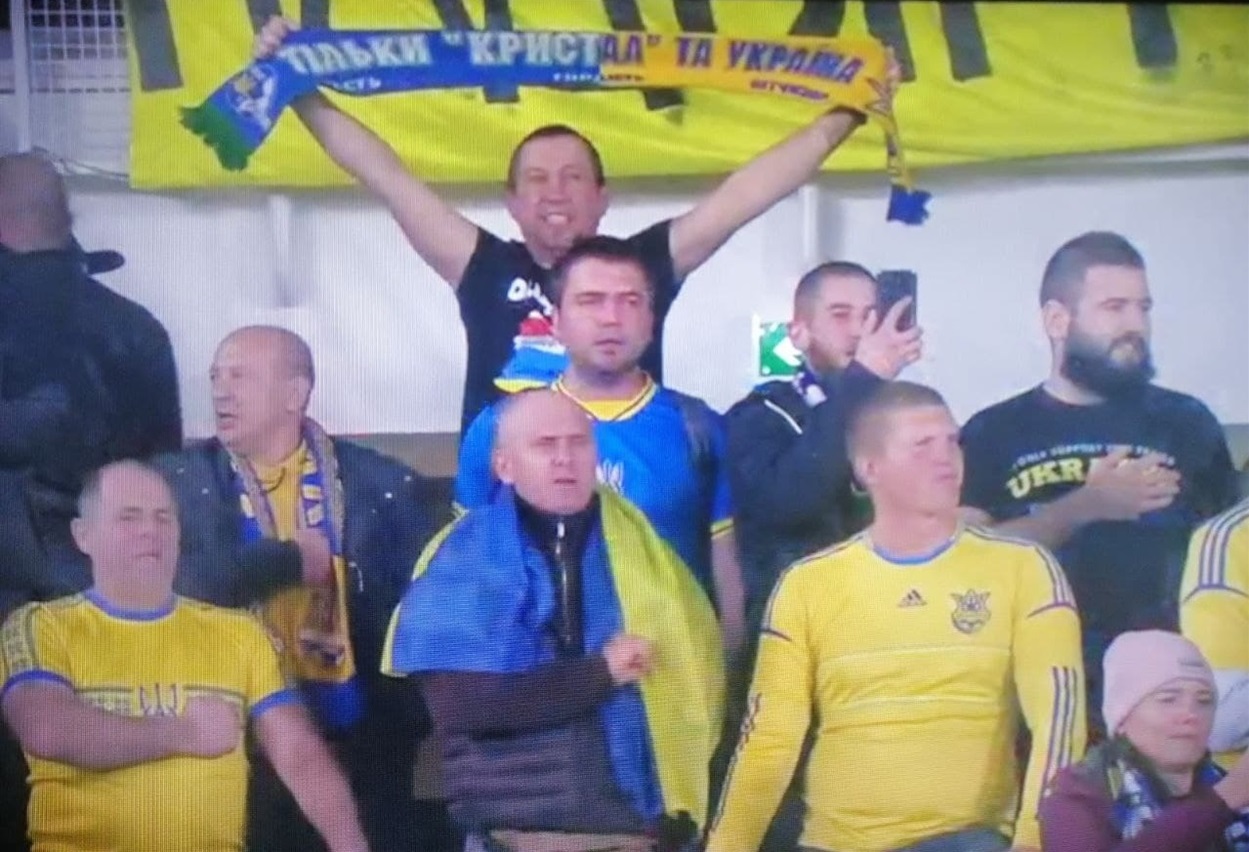 Напис на шалику: "Тільки "Кристал" та Україна!"