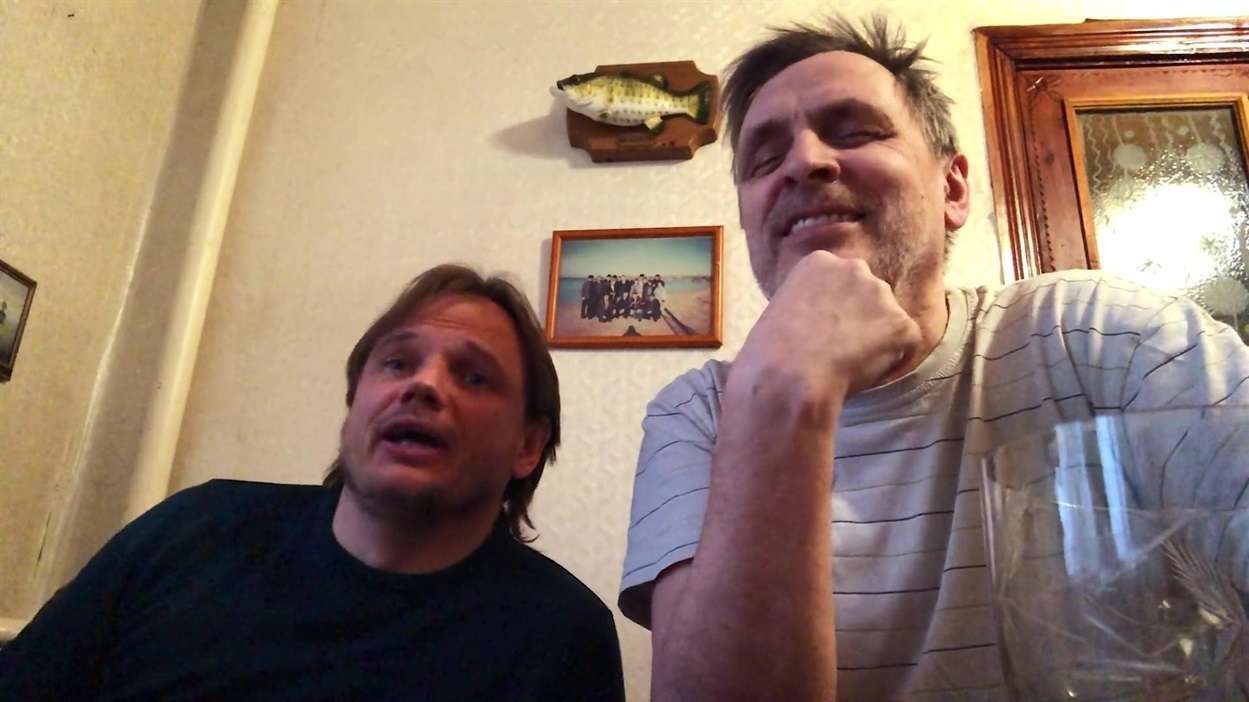 Кирило Стремоусов зі своїми друзями обговорює «Протоколи сіоністських мудреців»