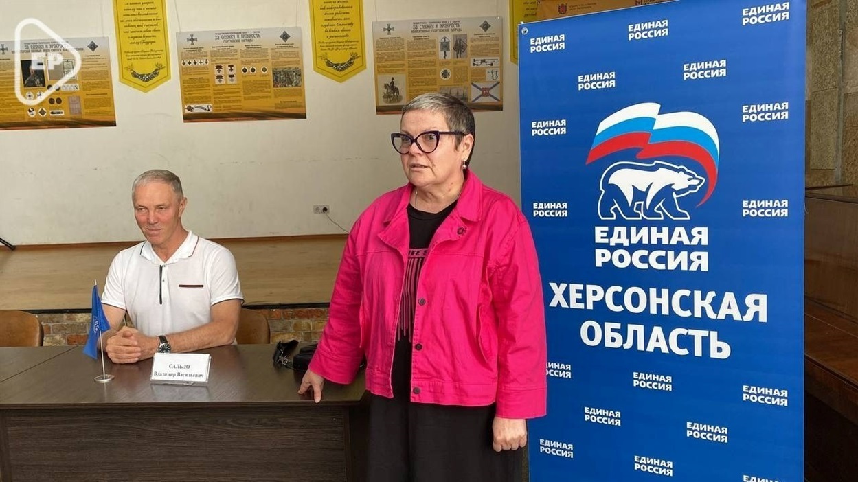 Тетяна Томіліна та Володимир Сальдо (на задньому плані)