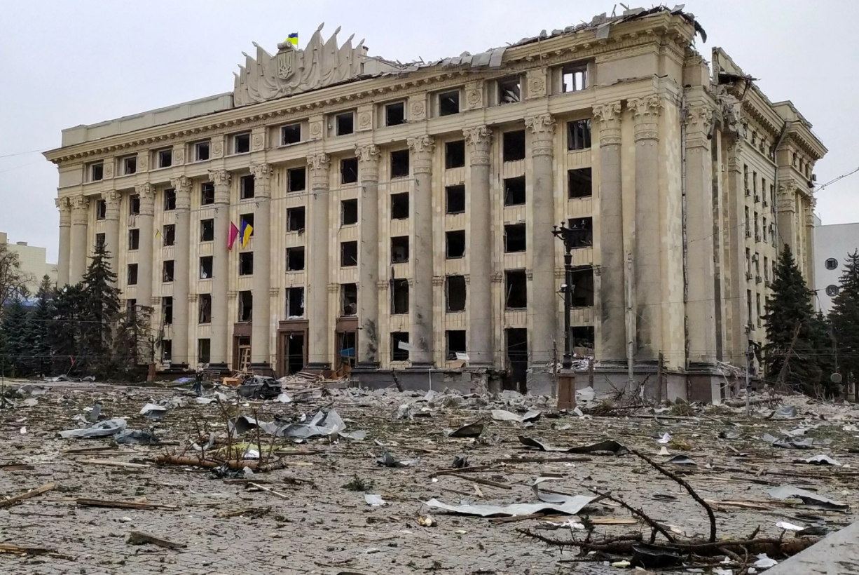 Наслідки денацифікації будівлі Харківської обласної державної адміністрації. Харків, Україна. 1 березня 2022 року