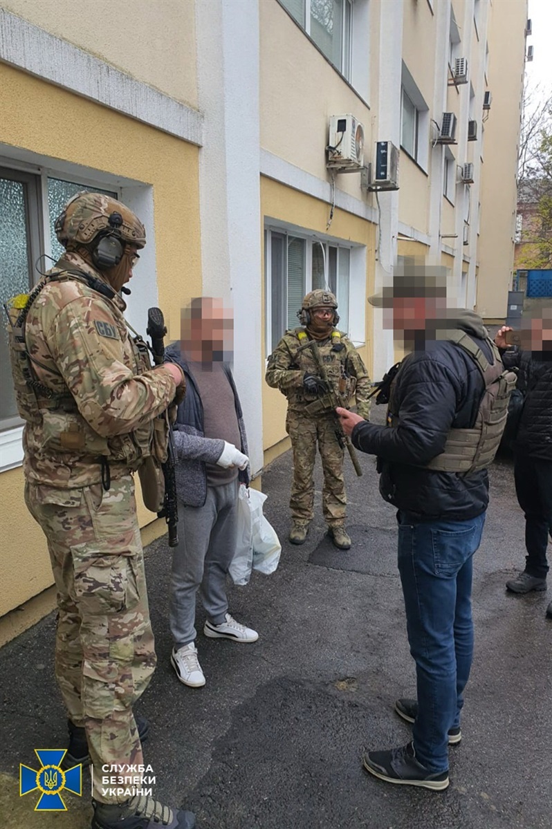 Момент затримання підозрюваного в пособництві терористичній країні