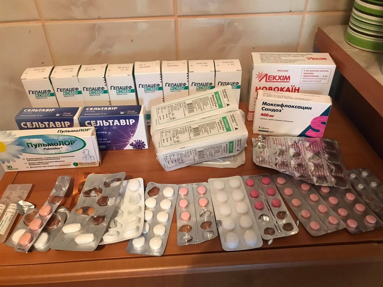 Наша читачка сфотографувала нам свою аптечку, аби проілюструвати, скільки ліків їй довелося прийняти протягом хвороби 