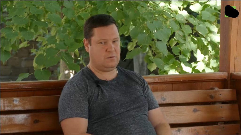 Скріншот з відео, на якому зрадник Віталій Гура розповідає про інсценування замаху на нього