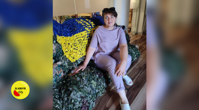 Зараз жінка займається з вихованцями дистанційно й плете для українських захисників маскувальні сітки