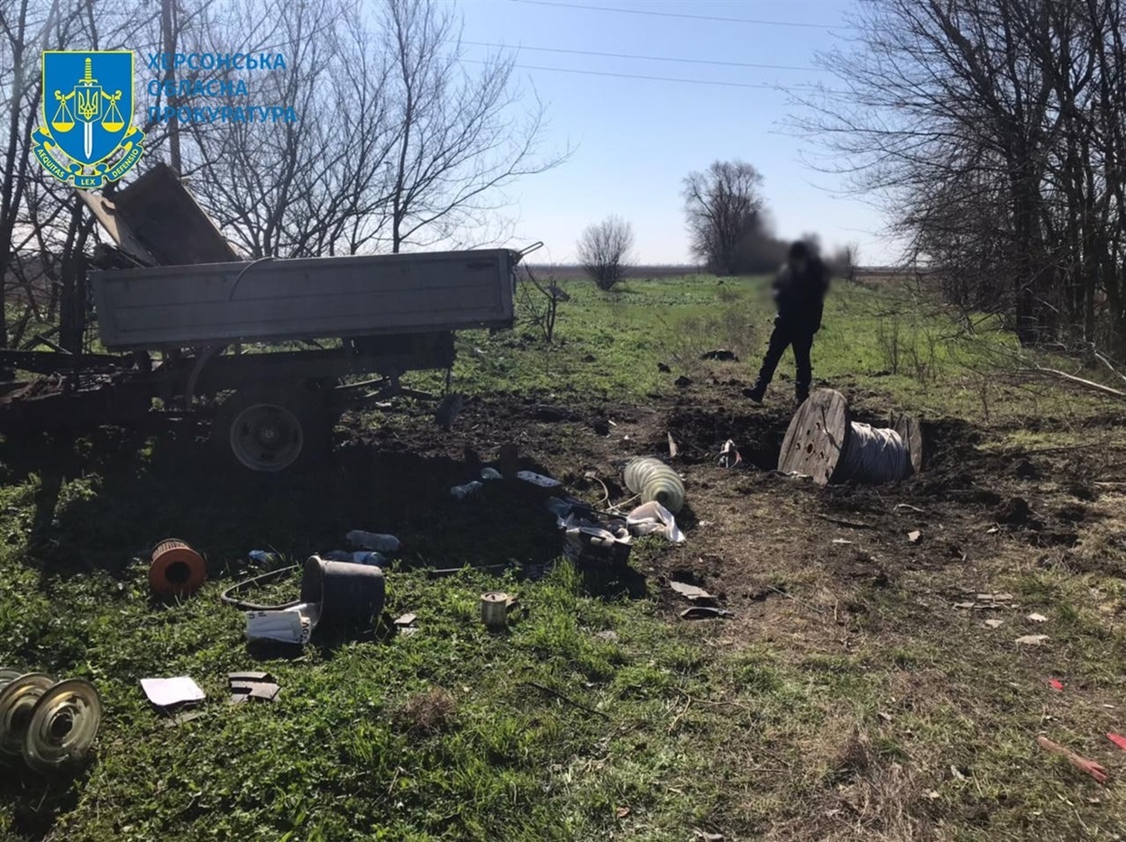 Внаслідок підриву автівки на ворожій міні загинуло двоє осіб, ще одна людина отримала важкі поранення