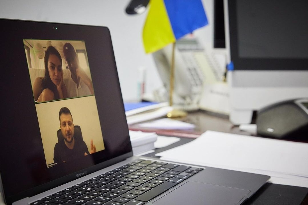 Міла Куніс та Ештон Кутчер спілкуються відеозв'язком з Президентом України Володимиром Зеленським