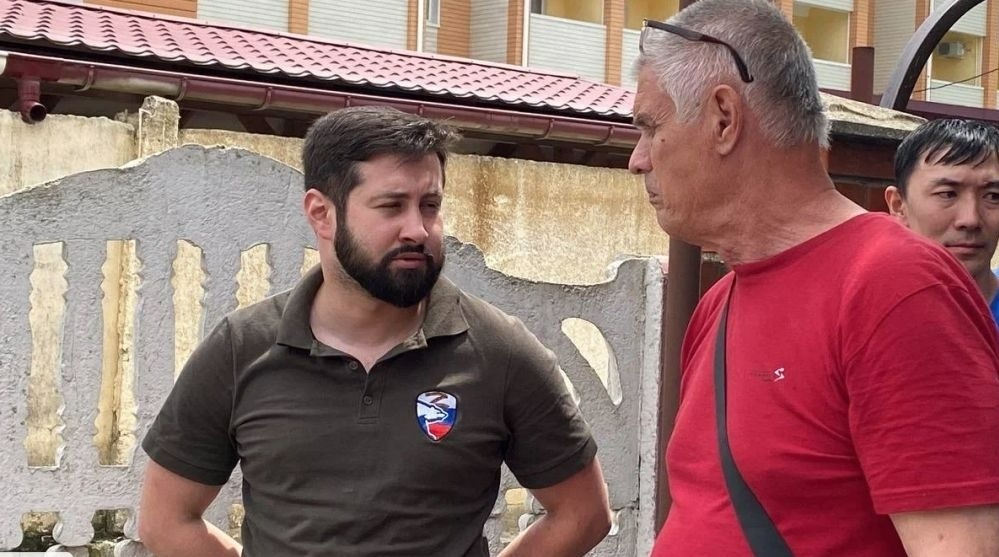 Тамєрлан Цаліков (в центрі)
