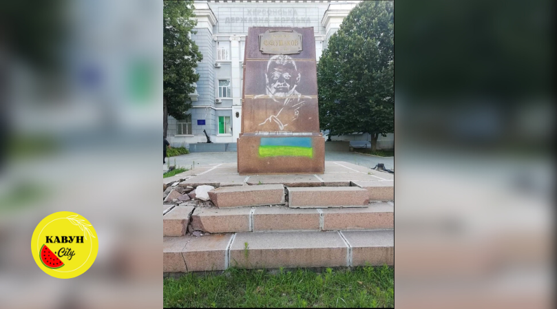 Постамент пам'ятника Фьодору Ушакову в Херсоні