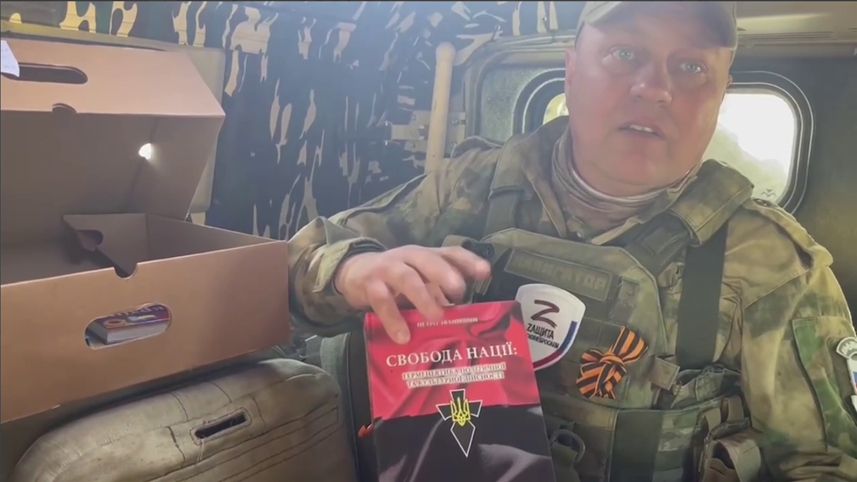 Іґарь Кастювєч демонструє викрадені у Скадовську книги. Не фото присутні заборонені символи!