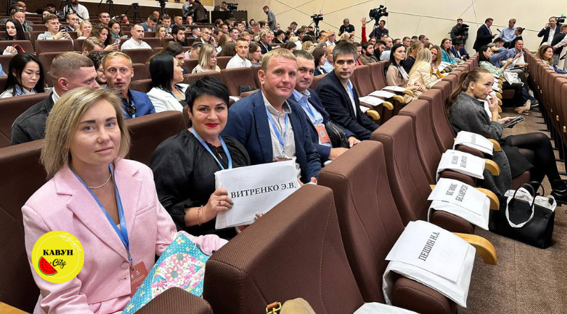 Так звані «голова олімпійського комітету Херсонської області» Андрій Євтратов та «директорка департаменту молодіжної політики, сім'ї та спорту Херсонської області» Ельвіра Вітренко