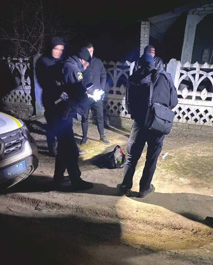 Момент затримання підозрюваних та документування злочину