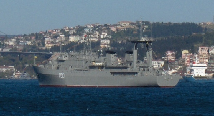 Корабель управління «Славутич» проходить протоку Босфор, 2007 рік.