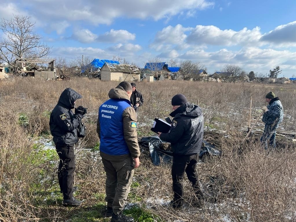 Загиблого чоловіка односельці поховали в нього ж на подвір'ї