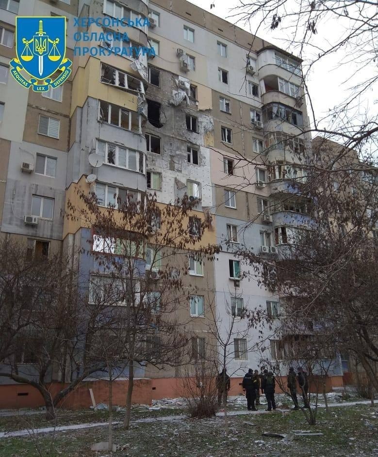 Наслідки влучання ворожого снаряду в будинок у Херсоні