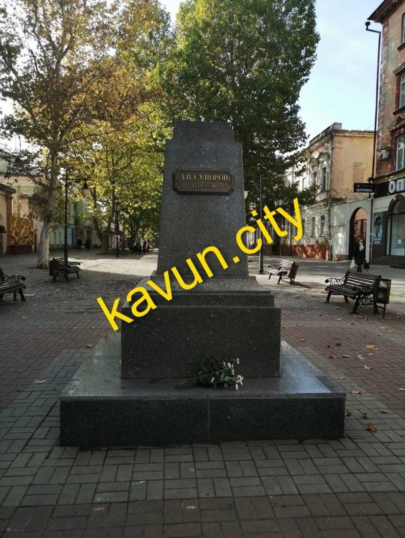 Окупанти викрали пам'ятник Суворову в Херсоні