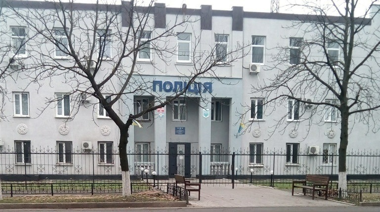 Захоплена окупантами будівля Каховського райвідділку поліції, в якому незаконно утримують та катують викрадених місцевих жителів