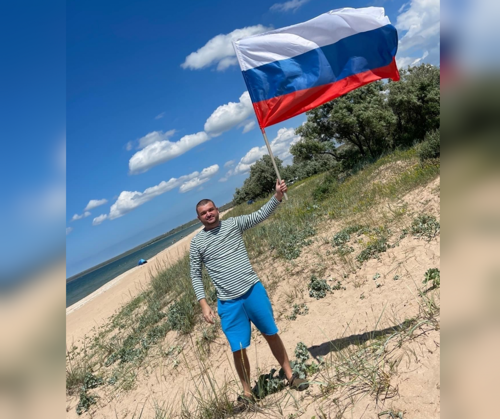 Олександр Таліпов з ворожим прапором у руках