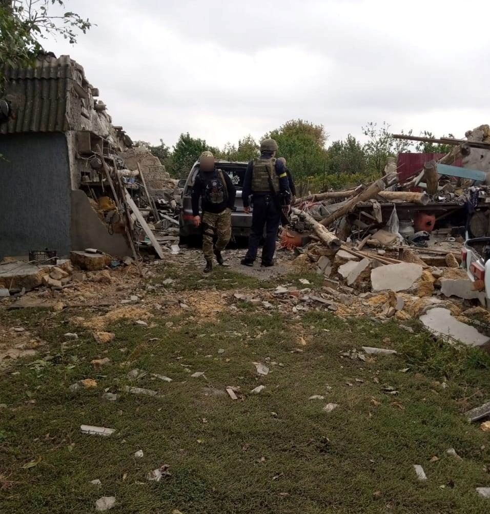 Херсонські правоохоронці на території зруйнованого ворожим снарядом обійстя