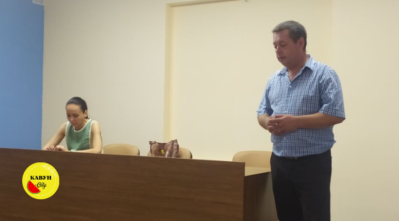 Катерина Грибовська (ліворуч) та Роман Пашкевич (стоїть), 16 червня 2022 року