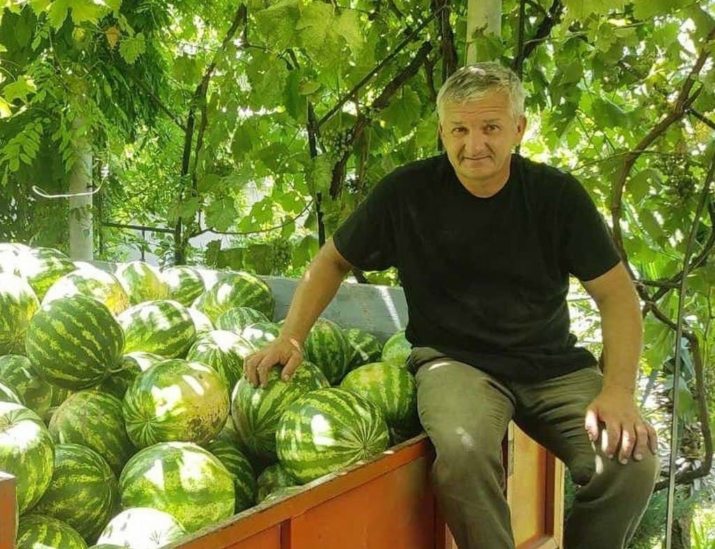 Віталій П'ятун зі своїм врожаєм кавунів