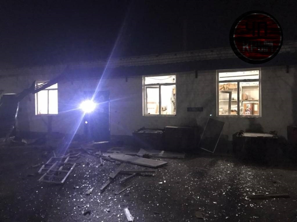 Магазин у Джанкої, на який імовірно впали уламки одного зі збитих дронів