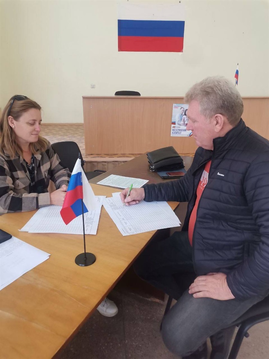 Самопроголошений «голова Новотроїцької ВЦА» Юрій Бочко під час псевдореферендуму