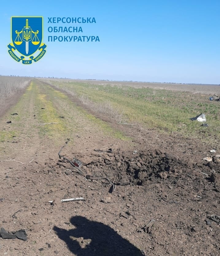 Місце підриву автівки з цивільними у Херсонській області
