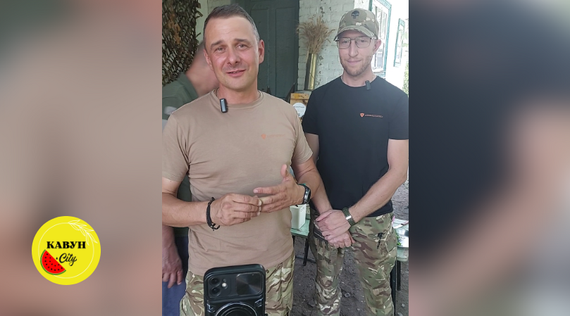 Херсонець Олег Матвеєв та киянин Роман Даньковський розповідають про те, як готувати борщ у польових умовах