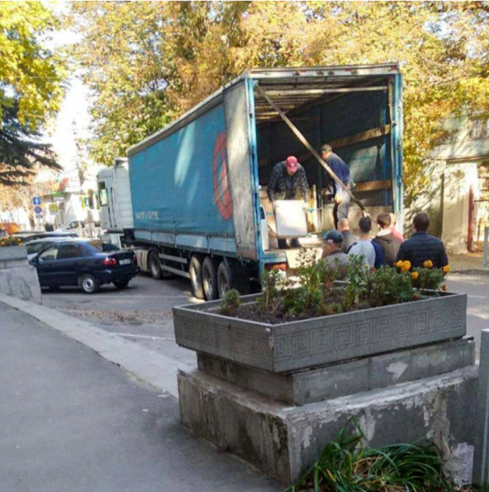 Московити завантажують вантажівку викраденим з Херсонського художнього музею, листопад 2022 року