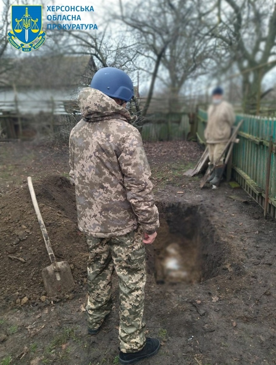 Одного з загиблих чоловіків односельці поховали просто на подвір'ї