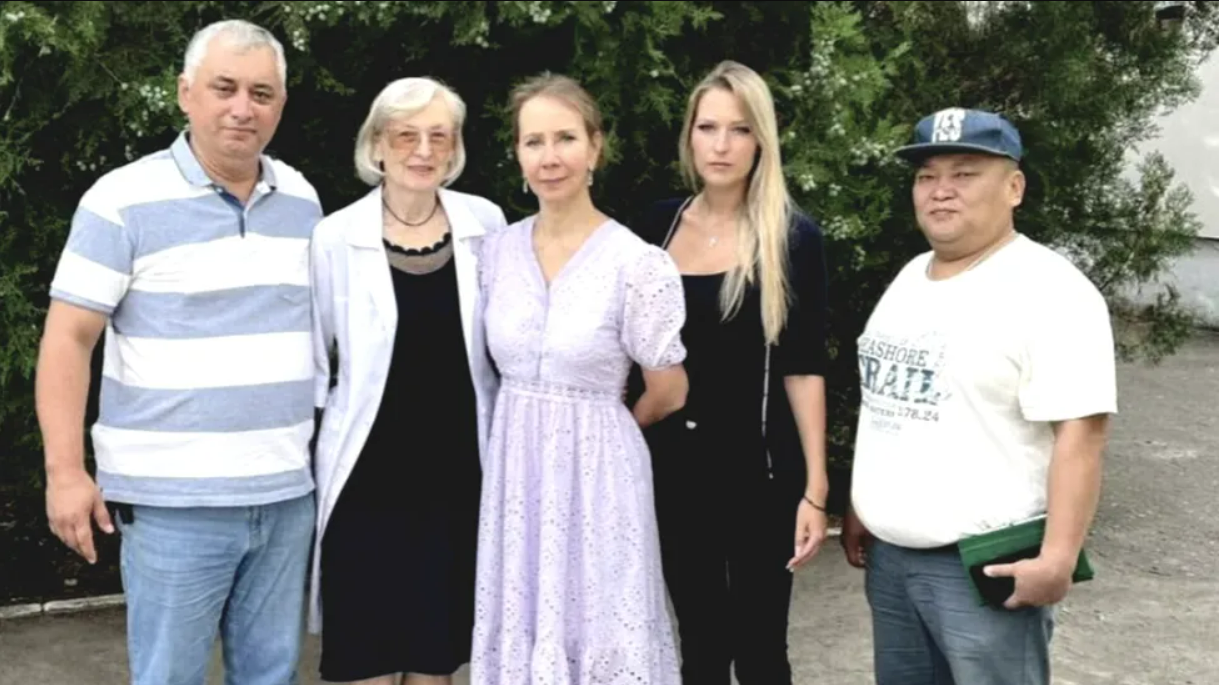 Зліва на право: колишній «міністр охорони здоров'я Херсонщини» Вадим Ільмієв, колаборантка з Будинку дитини Тетяна Завальська, Інна Варламова («жінка в бузковому»),  заступниця Сєрґєя Міронова у ґосдумі Яна Лантратова, Іртиш Сат (новий «очільник МОЗ області»)