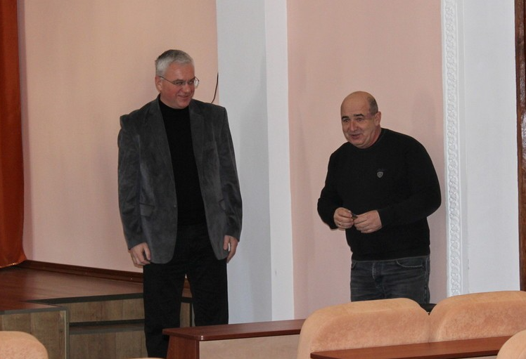 Голова Каховської райради Валерій Брусенський вручає депутатський значок Вадиму Сайдулаєву