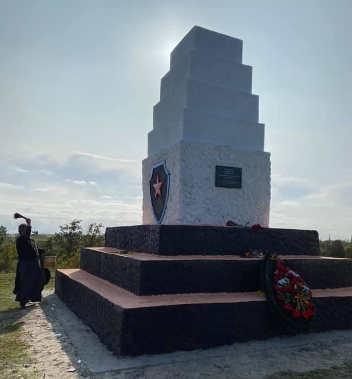 Комуністичний пам'ятник, як видно зі світлини, навіть освятив представник церкви