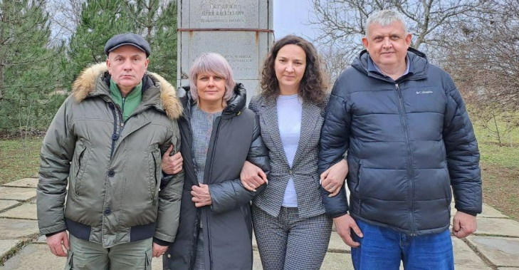 Каланчацькі колаборанти: Пьотр Мустіяновіч (ліворуч), його заступник Олег Водка (праворуч), колаборантки з Вадимської школи
