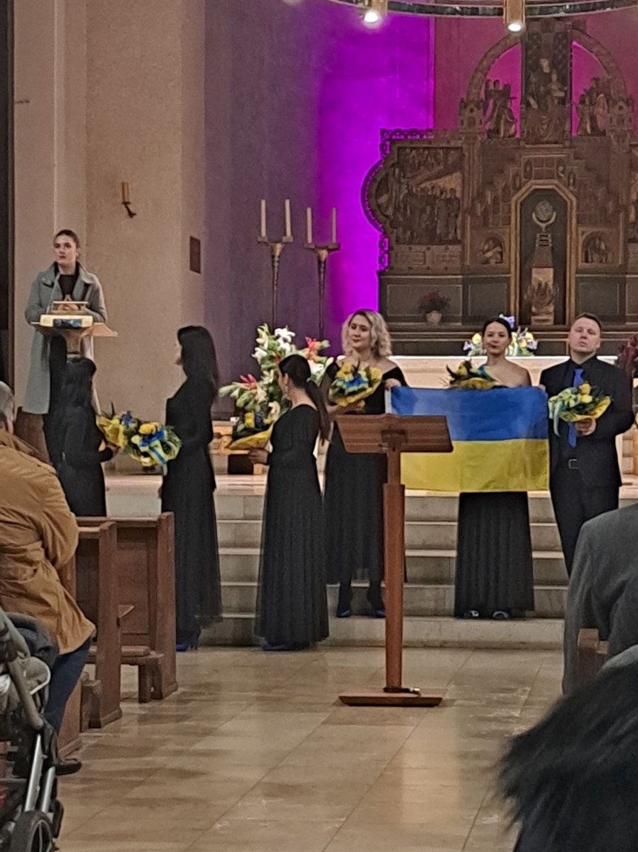 Генеральна консул України в Дюссельдорфі Ірина Шум виступає перед відвідувачами концерту «Freedom Consort»