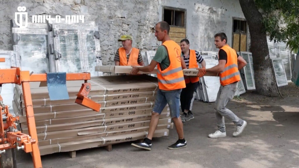 Будівельники з Тернопільщини допомагають відновлювати Архангельське
