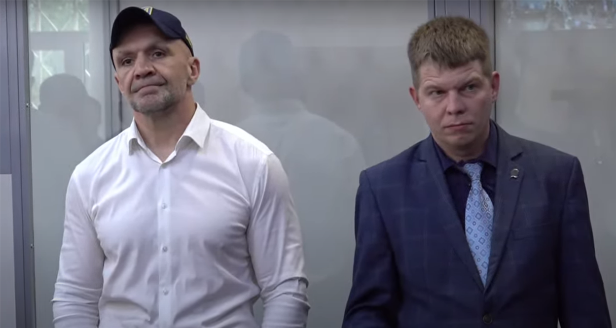 Владислав Мангер зі своїм адвокатом під час оголошення вироку