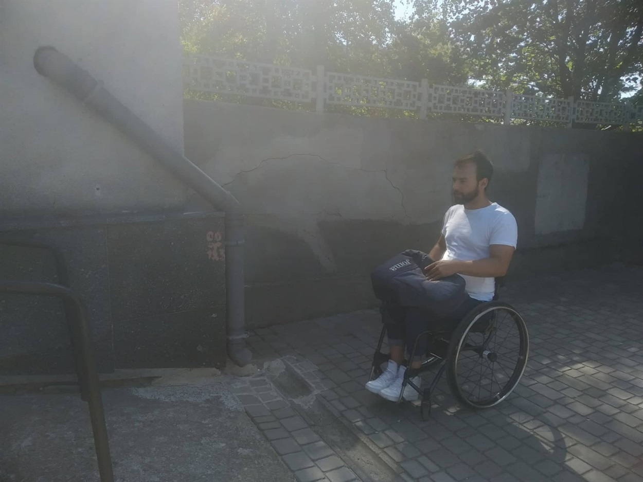 Дмитро Щебетюк намагається подолати перепони для в'їзду до Виконкому Херсонської міської ради
