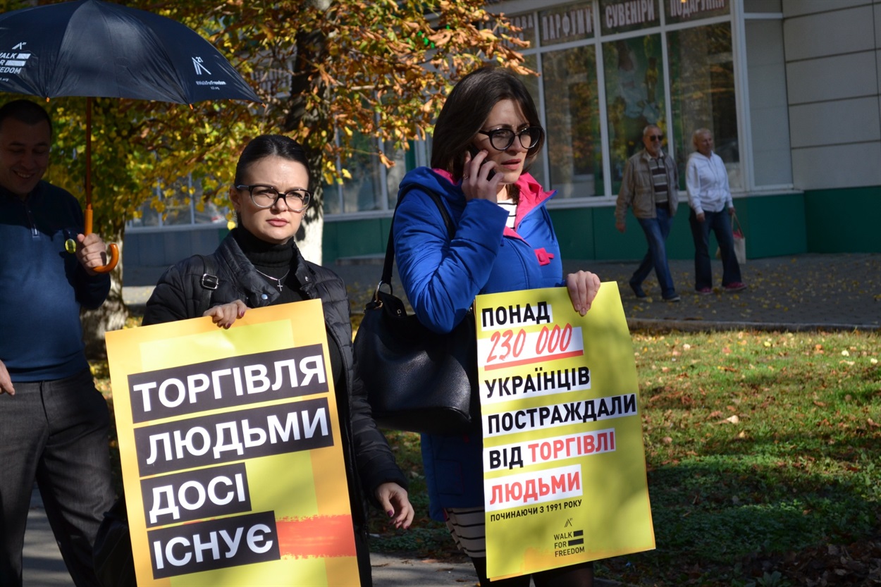 Учасники ходи проти сучасного рабства