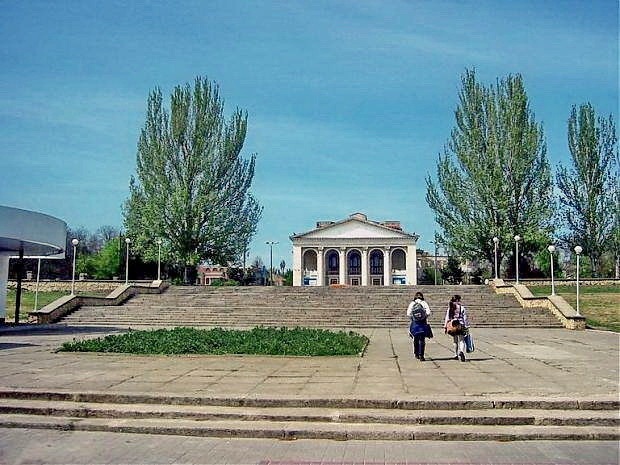 Сходи, які поєднували вулицю Суворова в Херсоні та площу перед театром
