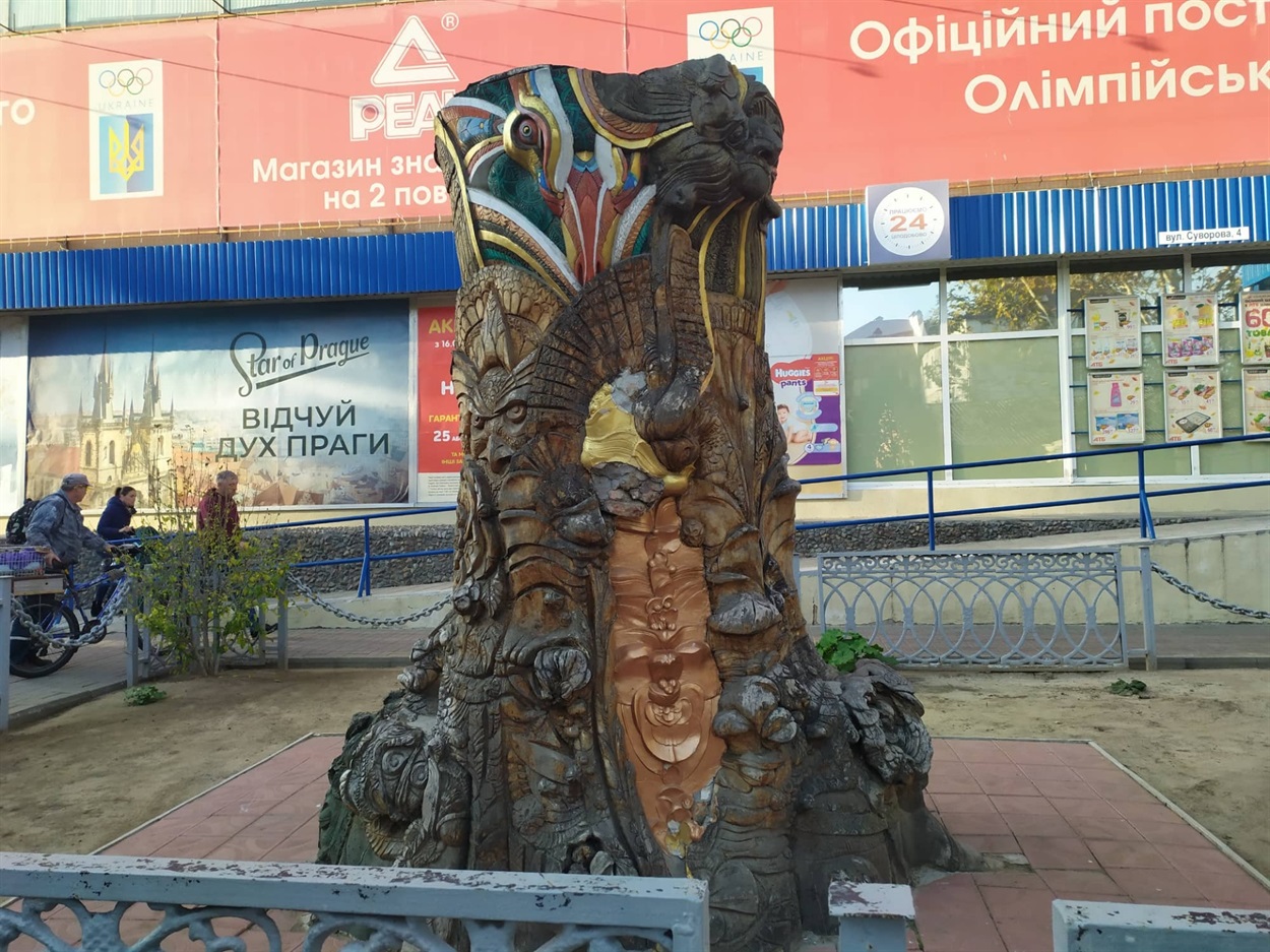 В'яз на вулиці Суворова