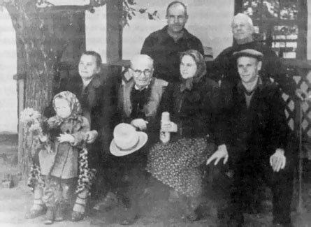 Остап Вишня із кринчанами, вересень 1956 року